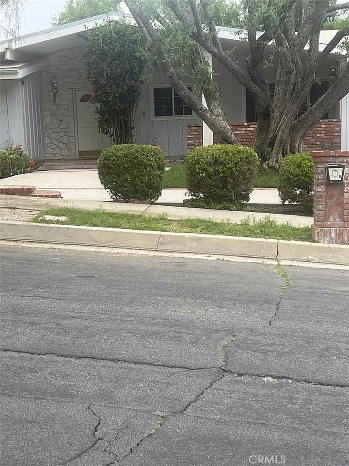 24057 Hatteras St - Photo 2 of 31