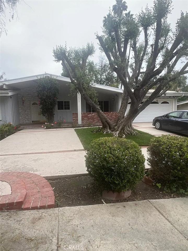 24057 Hatteras St - Photo 3 of 31