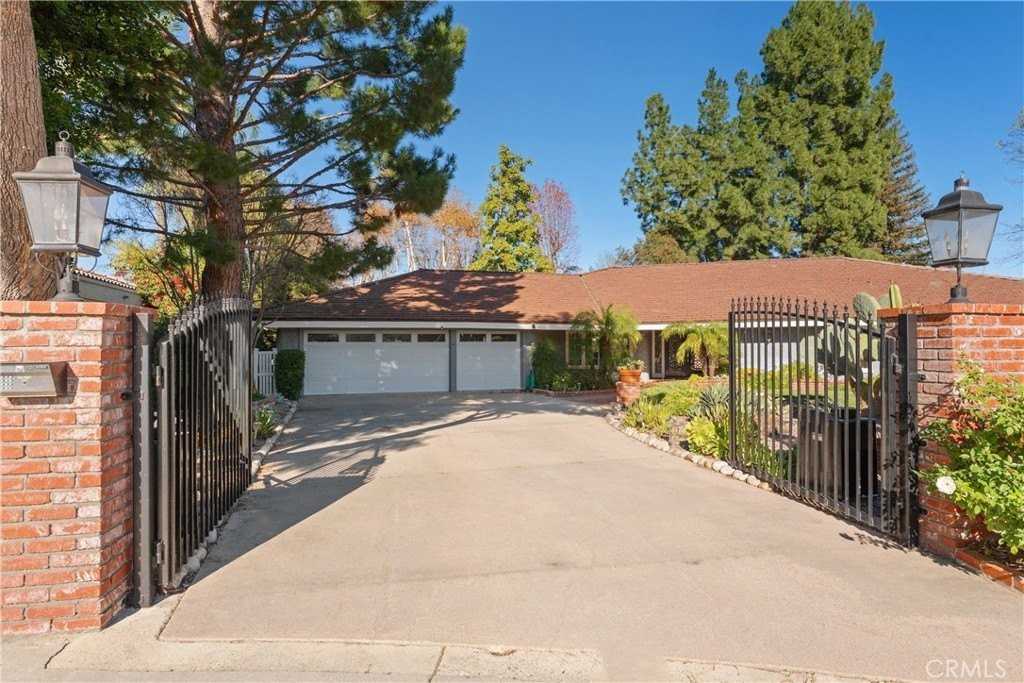 19803 Linnet St - Photo 2 of 50