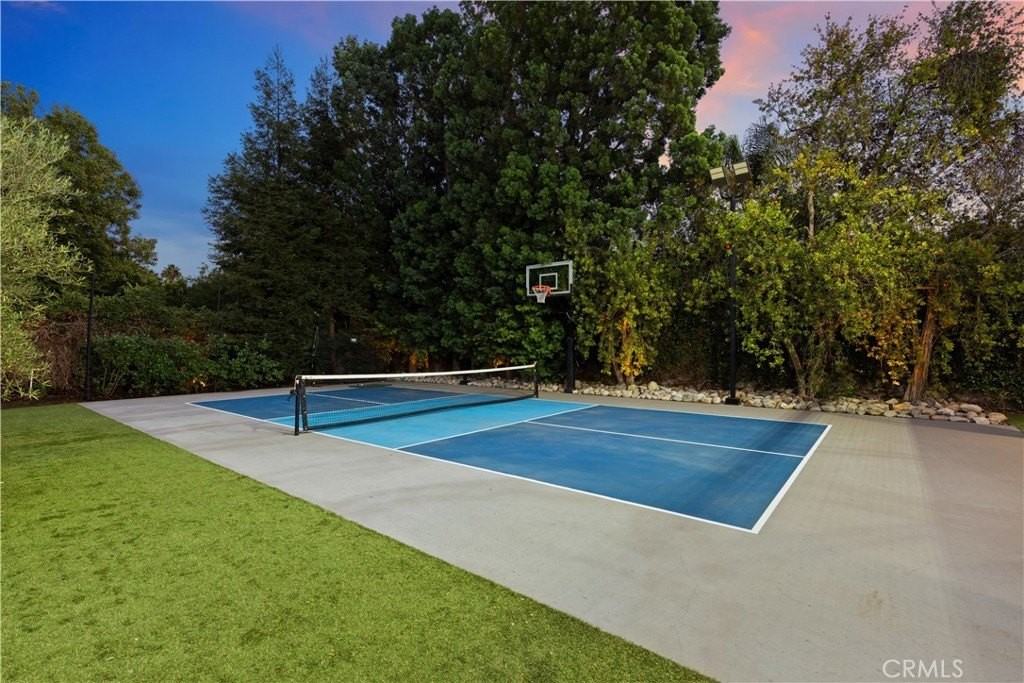 5946 Woodlake Ave - Photo 3 of 29