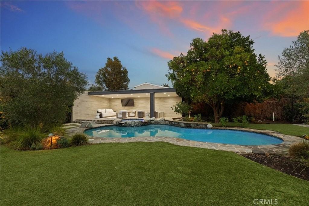 5946 Woodlake Ave - Photo 4 of 29