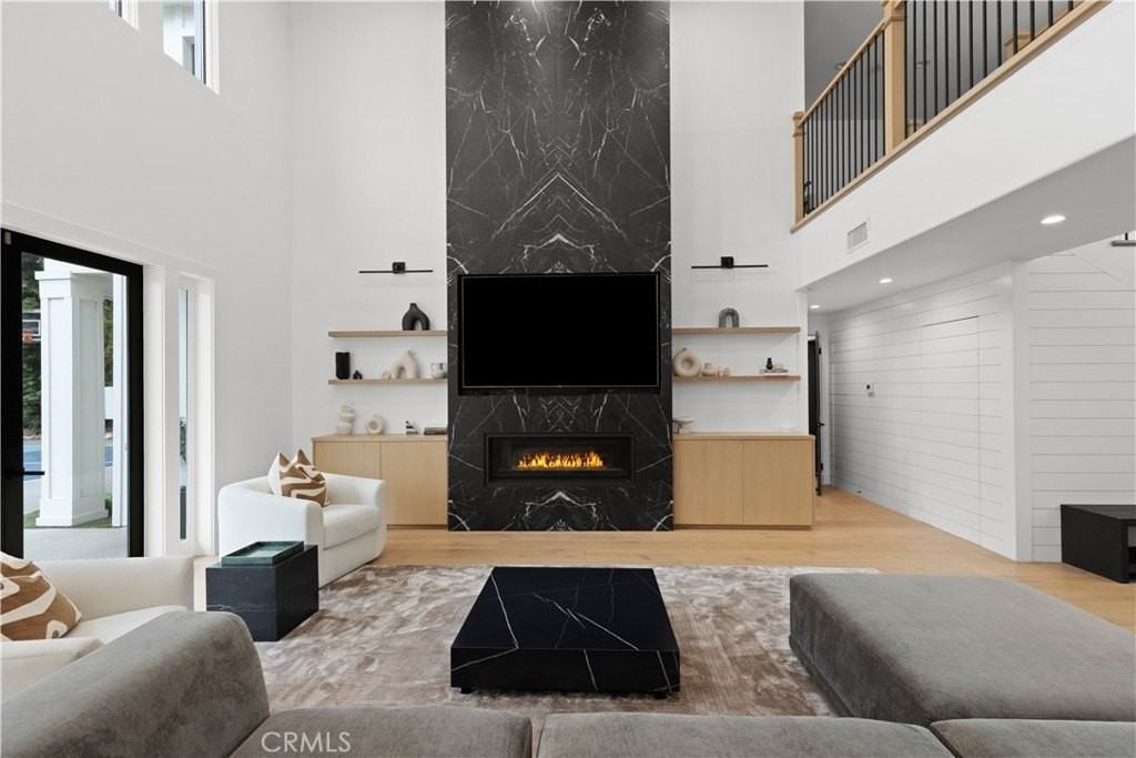 5946 Woodlake Ave - Photo 7 of 29