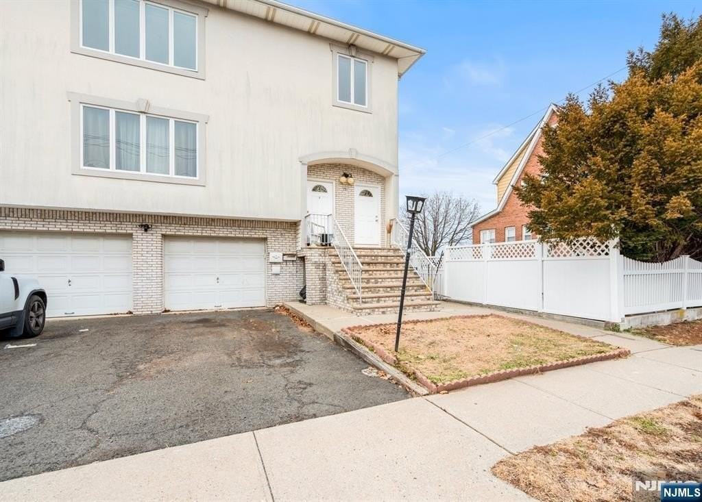 351 Macarthur Ave - Photo 2 of 22