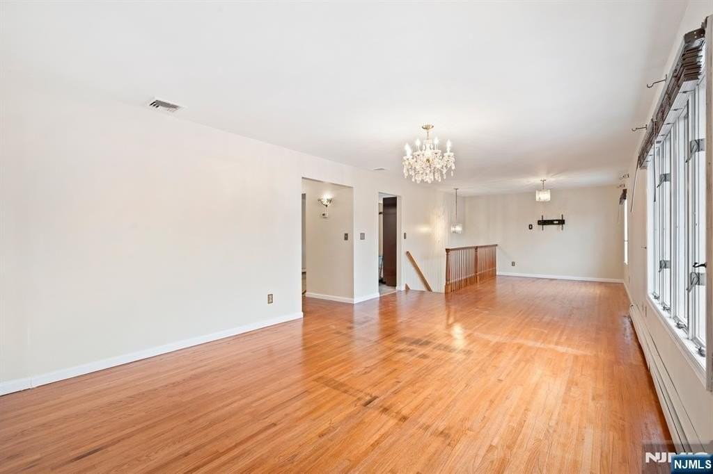 351 Macarthur Ave - Photo 3 of 22