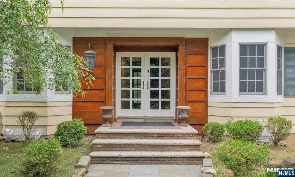 278 Maple St - Photo 2 of 37