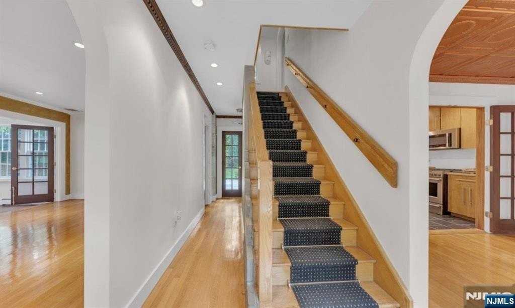 278 Maple St - Photo 3 of 37