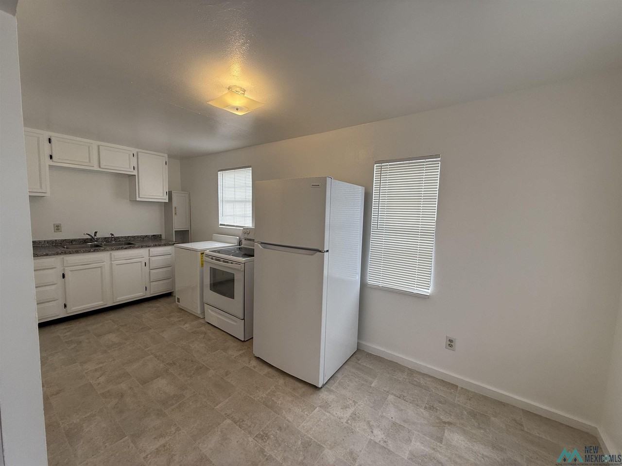 211 W Chisum Ave - Photo 6 of 10