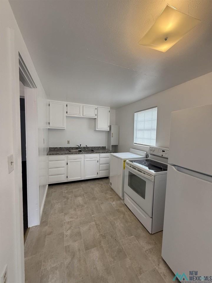 211 W Chisum Ave - Photo 7 of 10