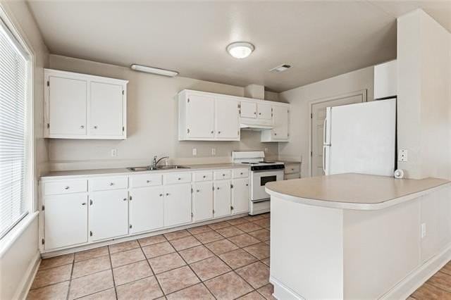 16037 J R Dr #B - Photo 5 of 10