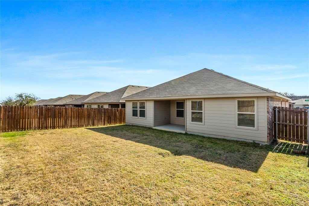 424 Amory St - Photo 4 of 27