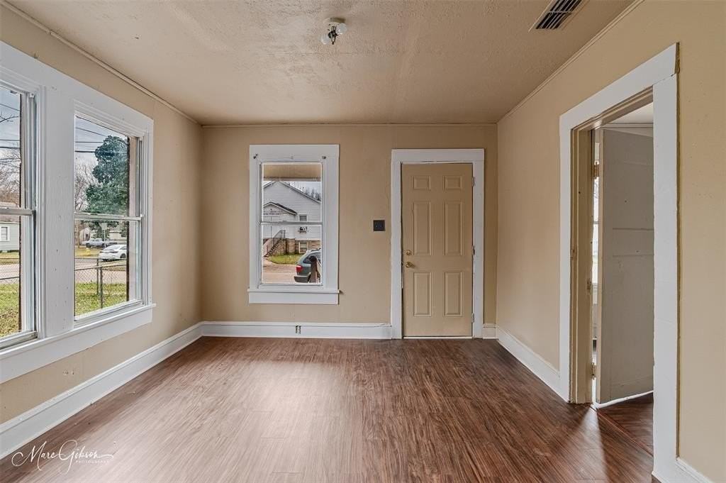 325 Edwards St - Photo 2 of 12