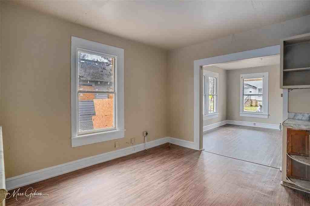 325 Edwards St - Photo 4 of 12