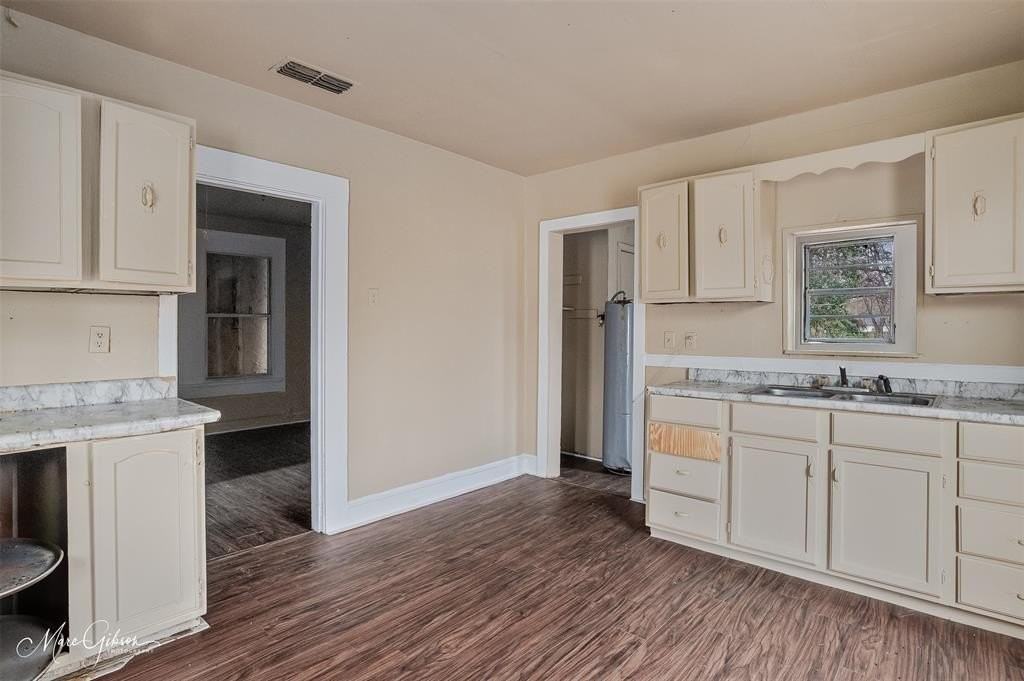 325 Edwards St - Photo 5 of 12