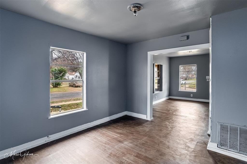 329 Edwards St - Photo 2 of 12