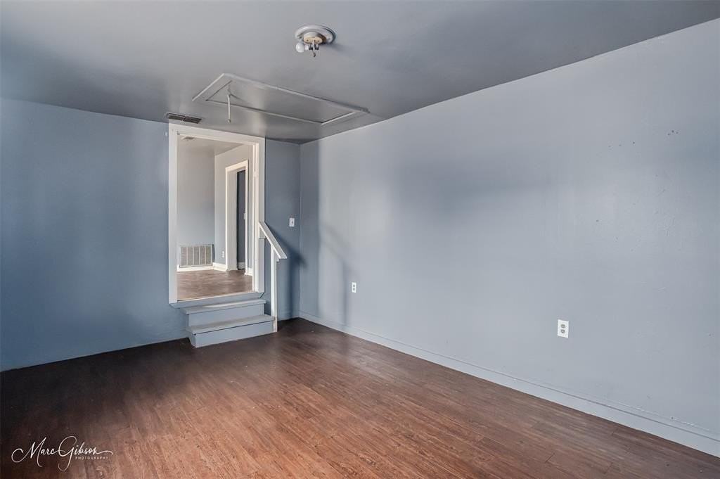 329 Edwards St - Photo 4 of 12