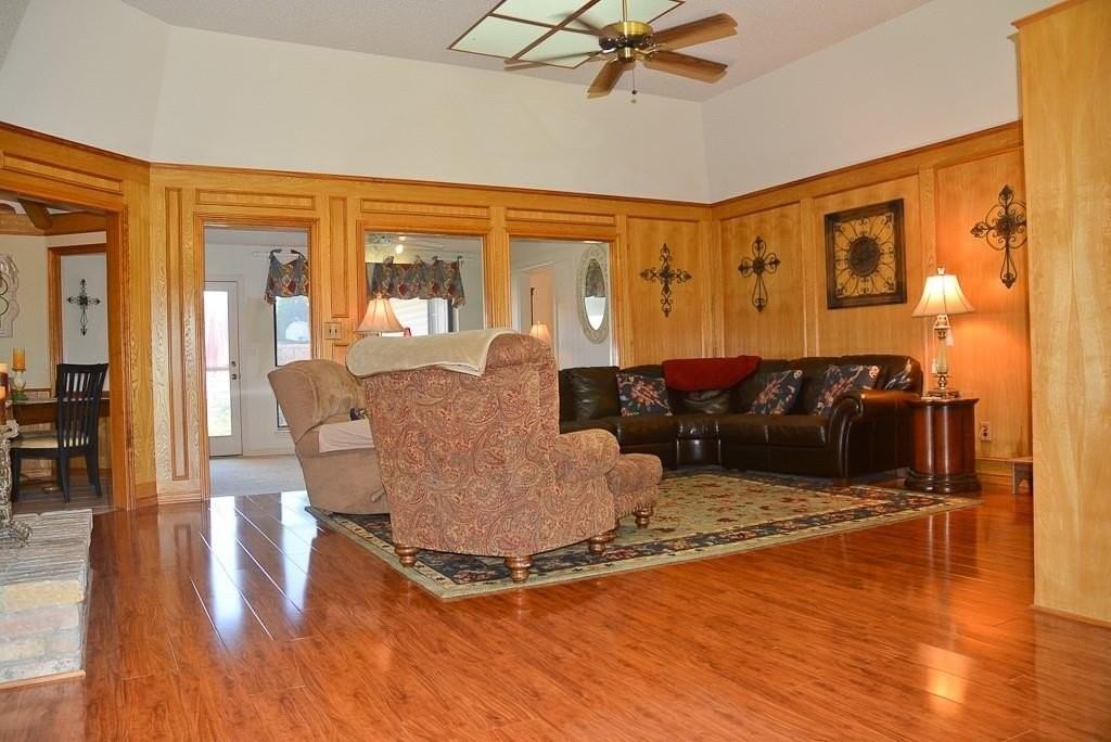 2713 N Spring Dr - Photo 2 of 26