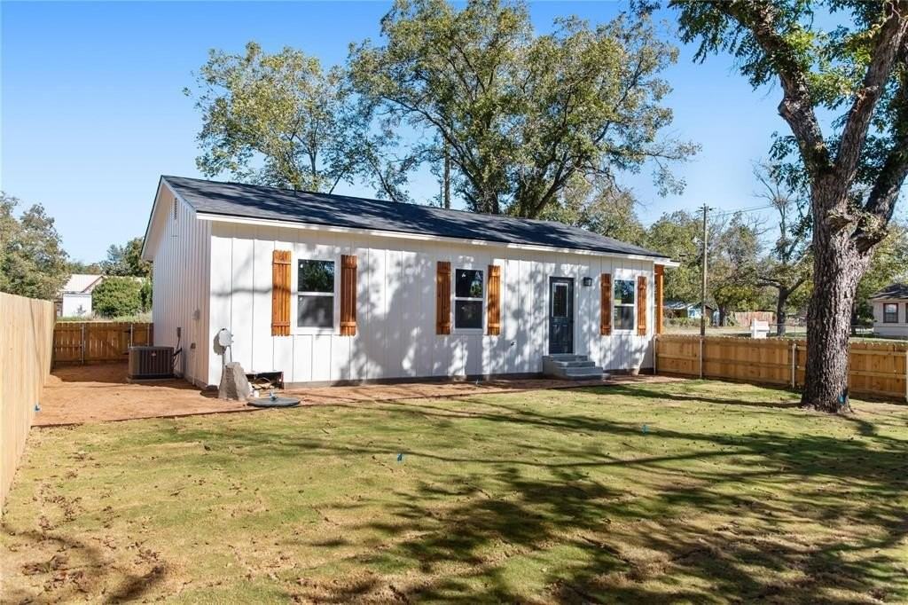 200 Main St - Photo 2 of 11