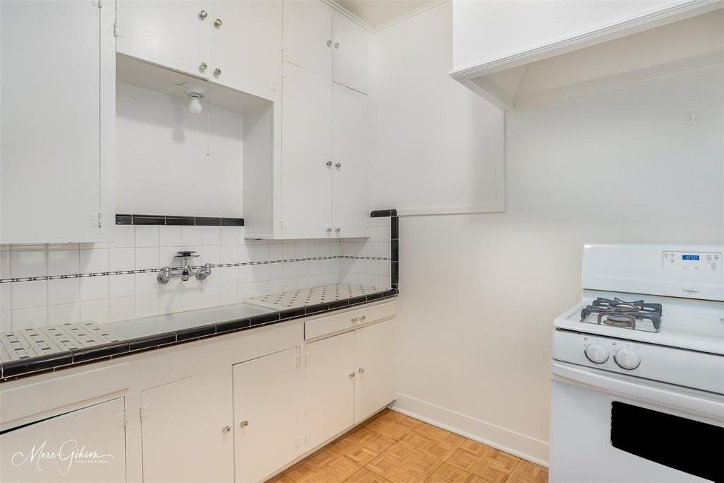 809 Ratcliff St - Photo 7 of 9