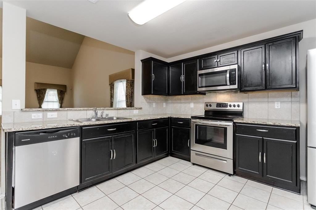 1035 Sadie St - Photo 5 of 27