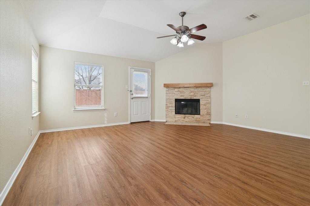 2060 Falls Creek Dr - Photo 6 of 25