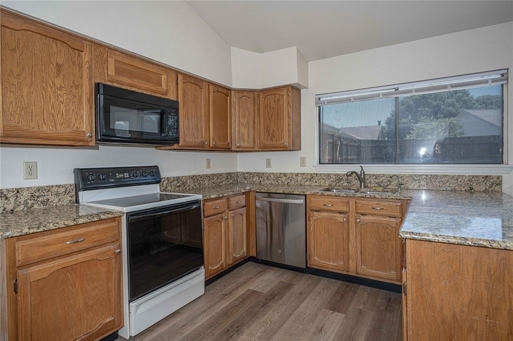 4036 Churchill Dr - Photo 4 of 13