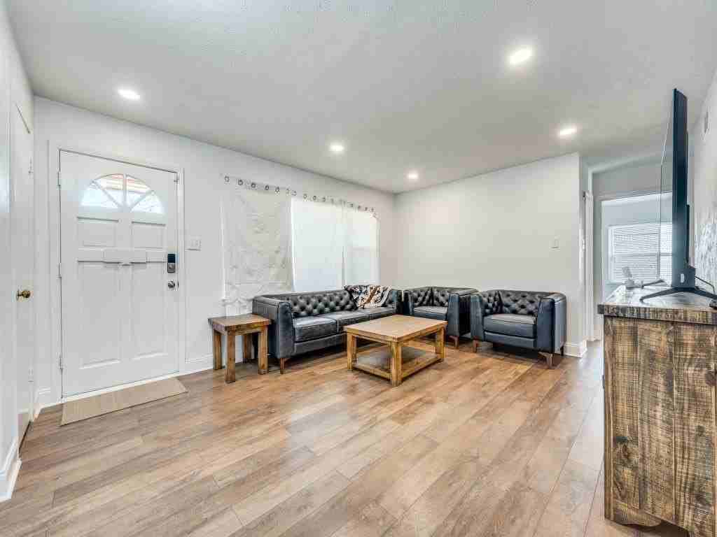 3136 Colchester Dr - Photo 6 of 25