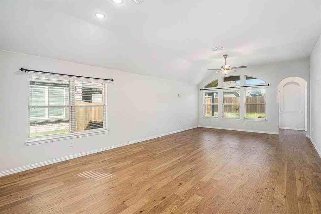 2805 Chestnut Ln - Photo 4 of 24