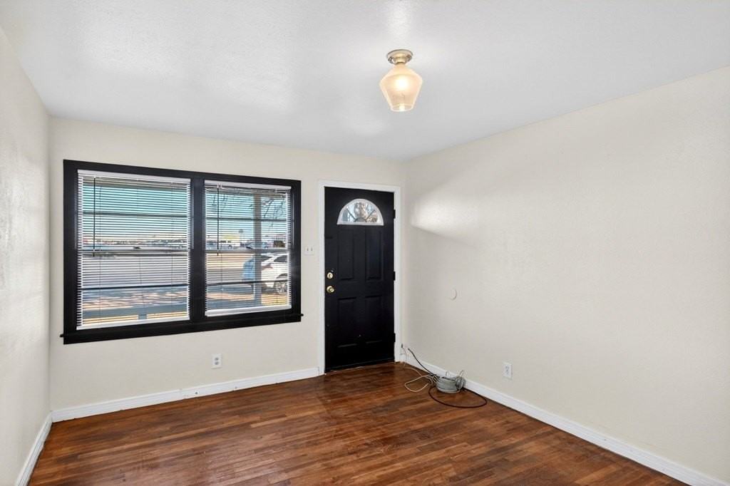 2011 W 16th St - Photo 6 of 49