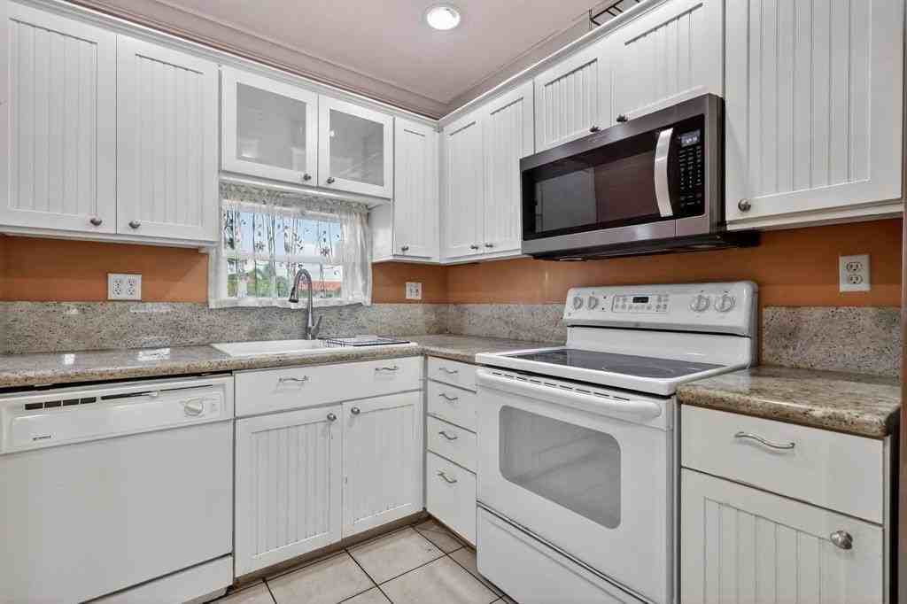 9410 N Hollybrook Lake Dr #303