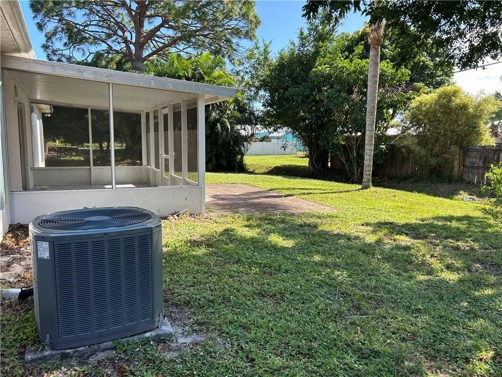 675 Forster Ave - Photo 4 of 15