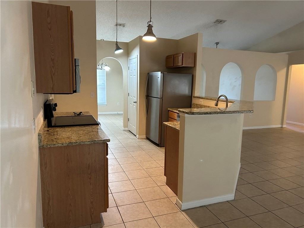 675 Forster Ave - Photo 7 of 15