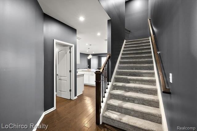 273 Strawberry Dr - Photo 4 of 34