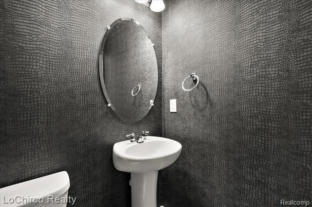 273 Strawberry Dr - Photo 6 of 34