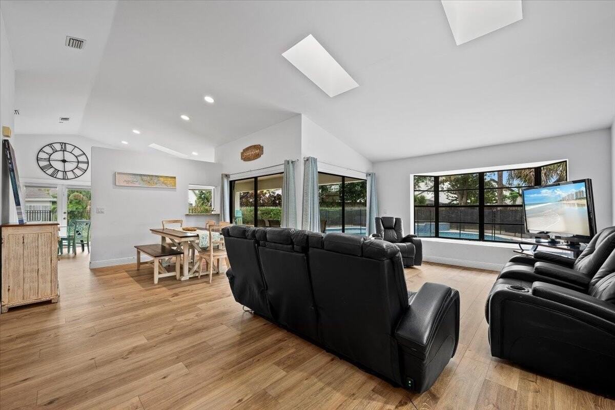 1135 Northumberland Ct - Photo 5 of 32