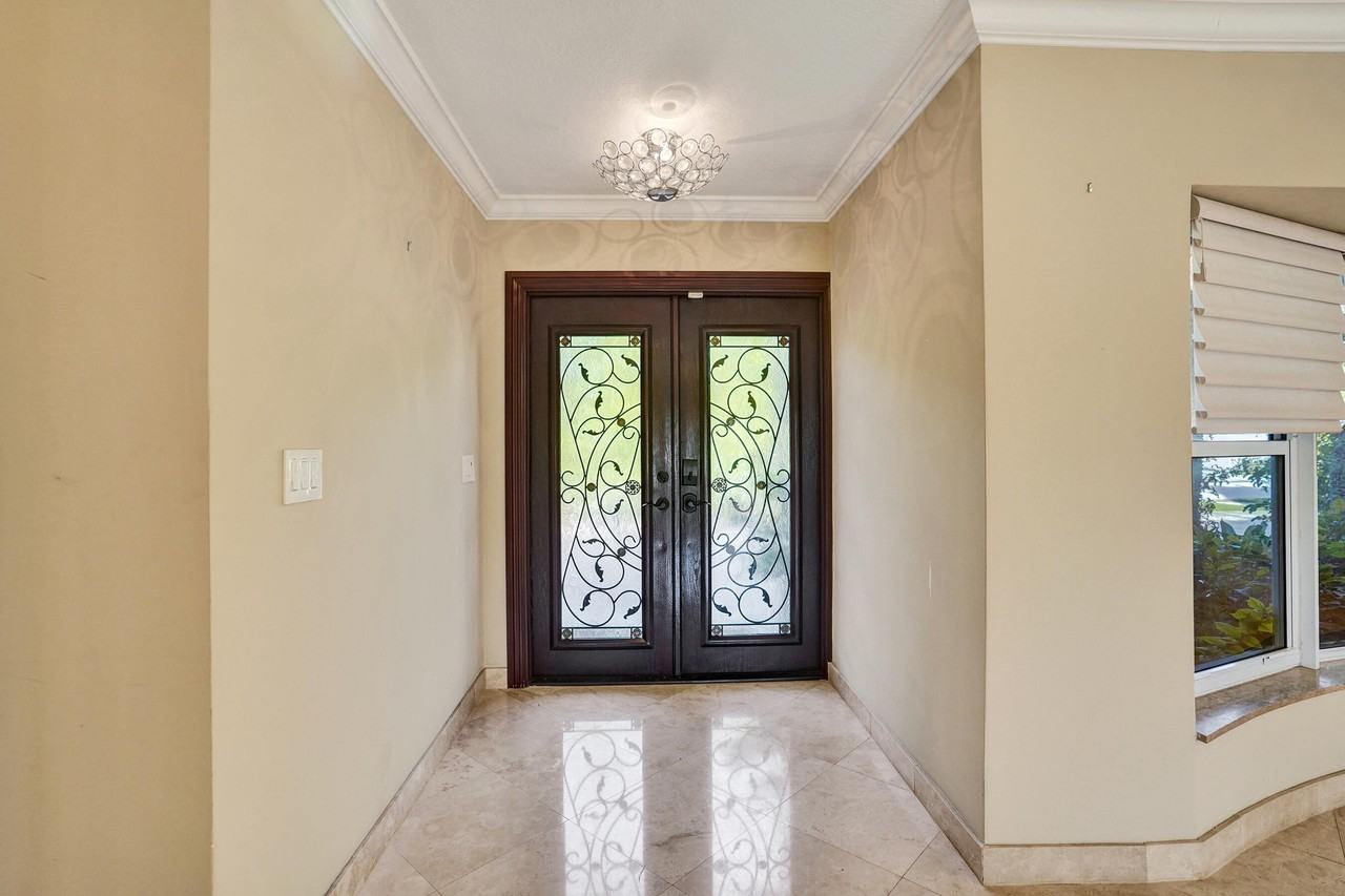 7050 Ne 7th Ave - Photo 7 of 25