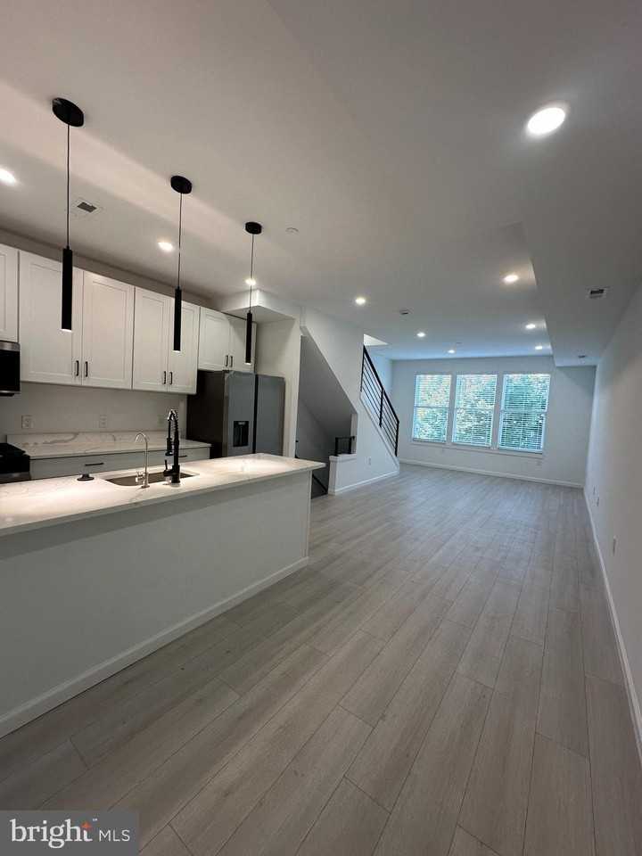 1925 H St Ne Unit 3 #3 - Photo 4 of 33