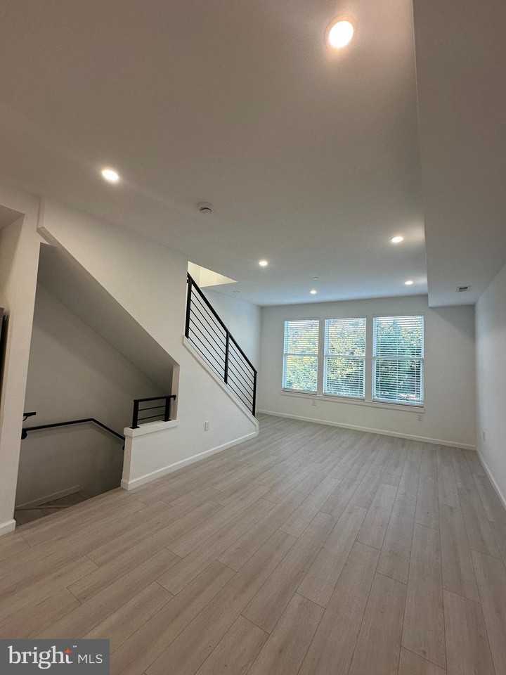 1925 H St Ne Unit 3 #3 - Photo 5 of 33