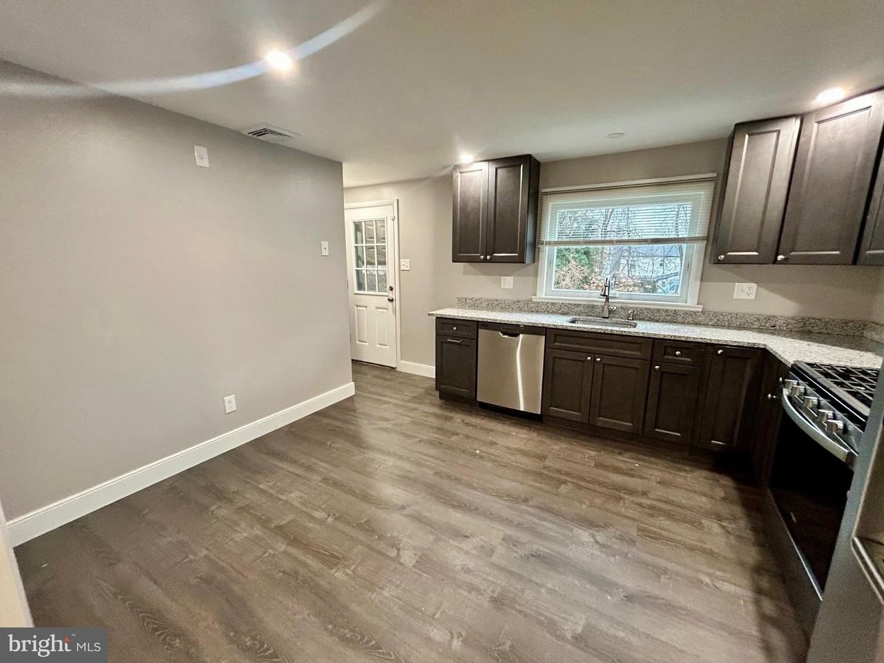 528 Harding Ave - Photo 5 of 16