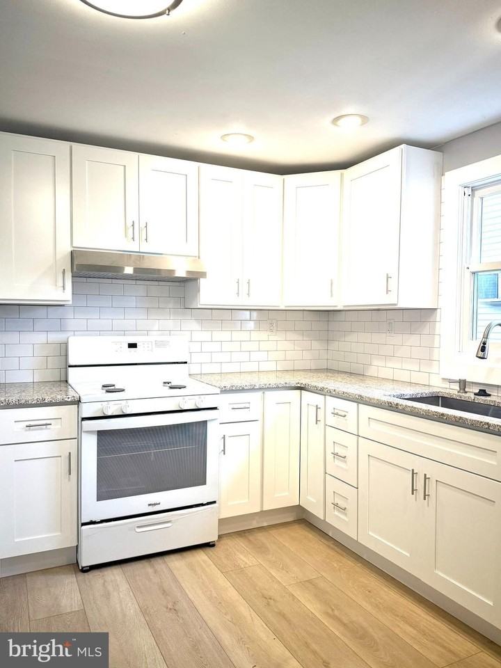 653 Pine St - Photo 2 of 14