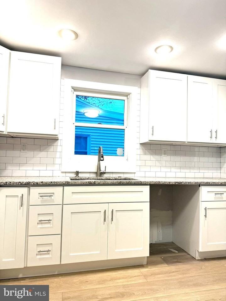 653 Pine St - Photo 4 of 14