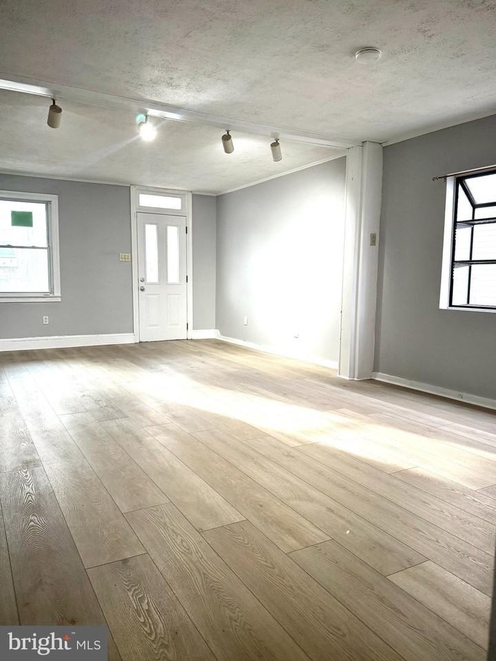 653 Pine St - Photo 7 of 14