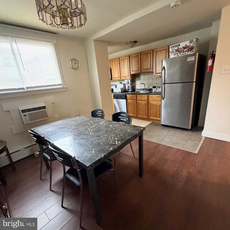 929 Edgemore Rd - Photo 3 of 16