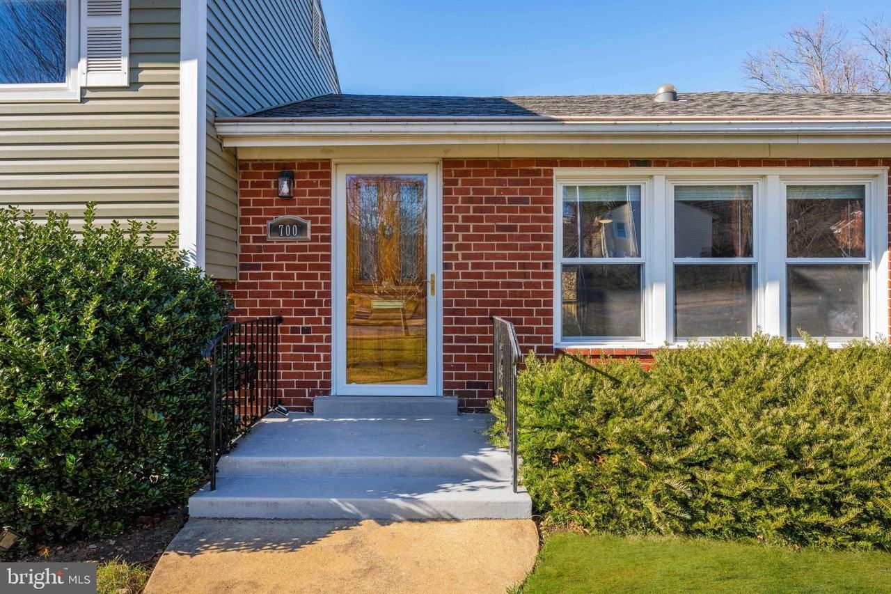 700 N Mansfield St - Photo 3 of 48