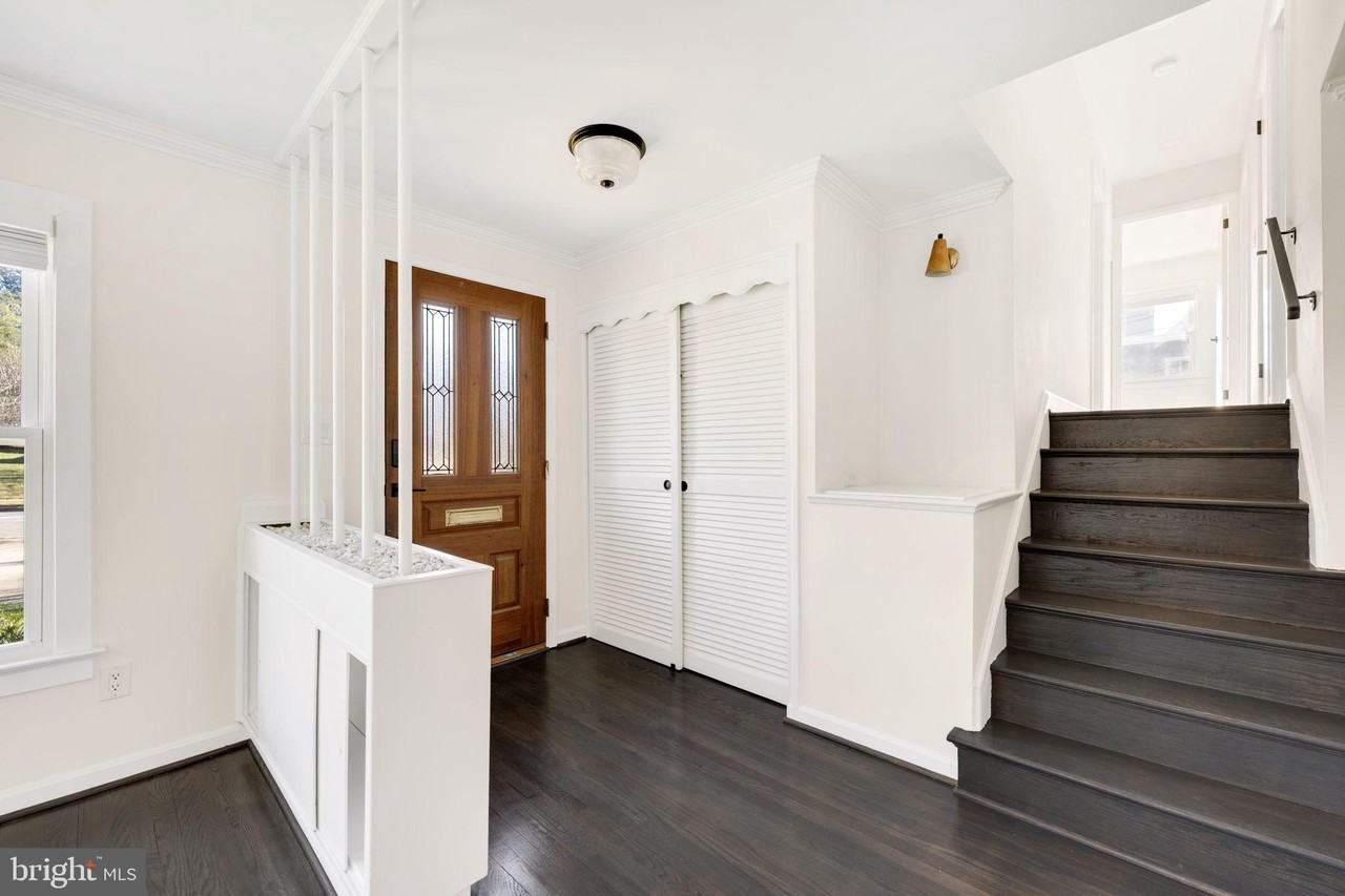 700 N Mansfield St - Photo 5 of 48