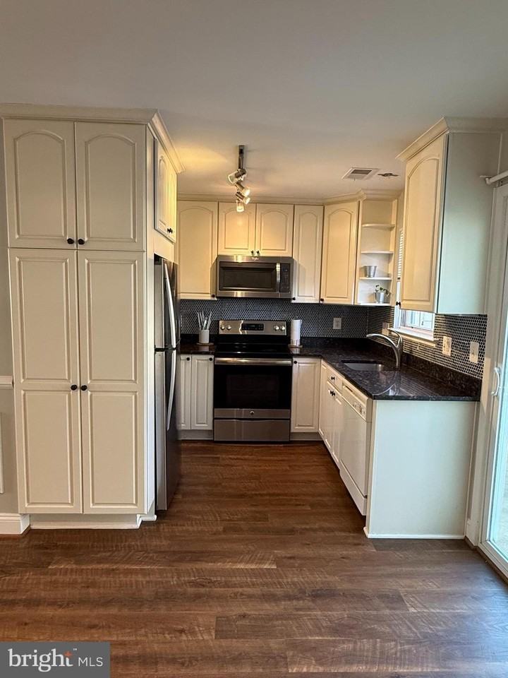 8702 Village Green Ct - Photo 5 of 14