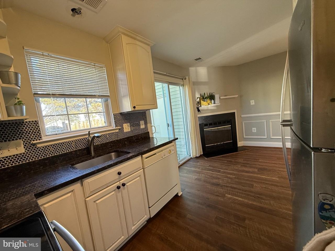 8702 Village Green Ct - Photo 6 of 14