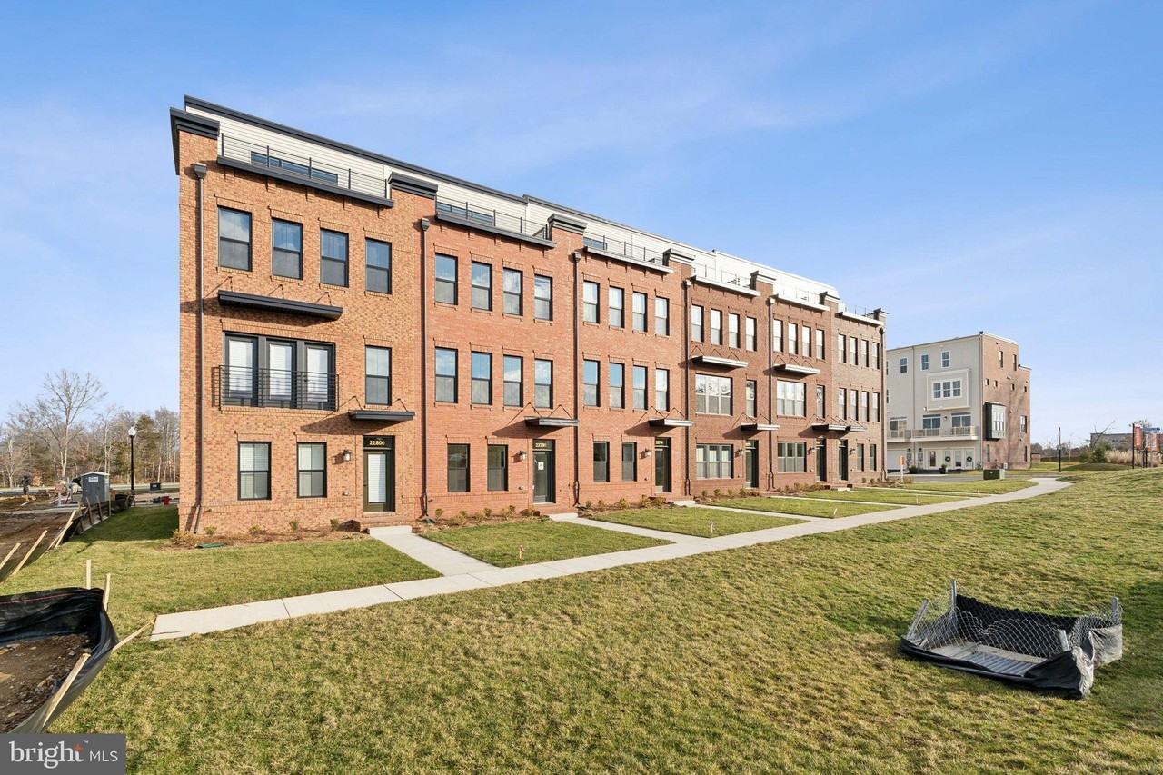 22798 Tawny Pine Sq - Photo 2 of 25