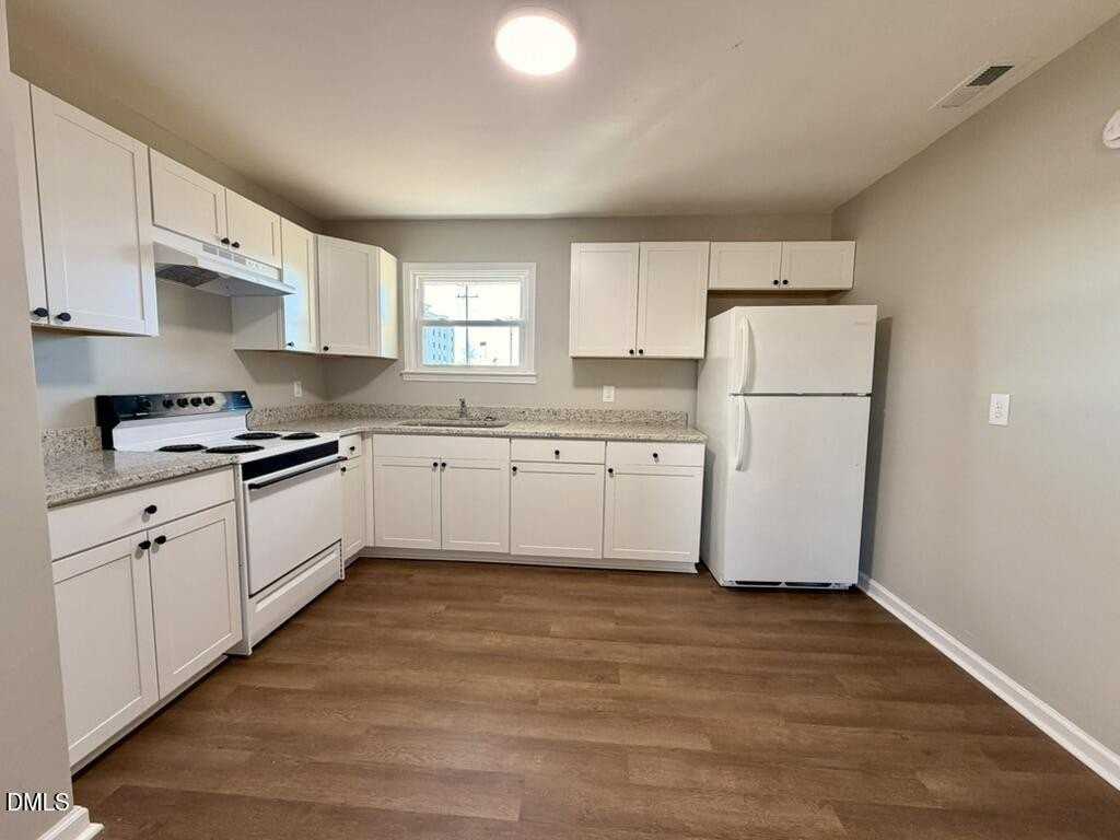 910 E Divine St - Photo 4 of 30