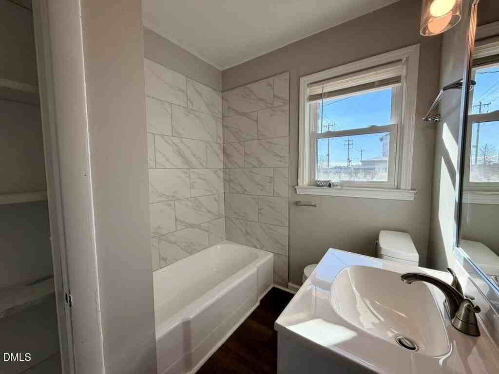 910 E Divine St - Photo 7 of 30