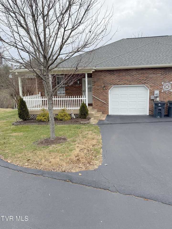 411 Eastley Ct Apt H #H - Photo 3 of 23